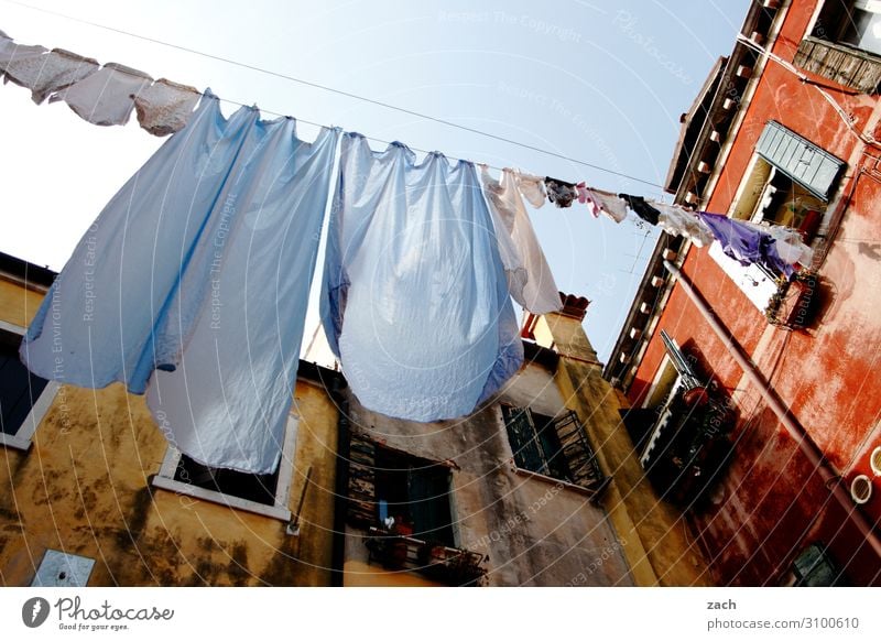 Waschtag Venedig Italien Dorf Kleinstadt Stadt Altstadt Haus Mauer Wand Fassade Fenster Bekleidung Hemd Kleid Unterwäsche Wäsche Wäscheleine Wäsche waschen