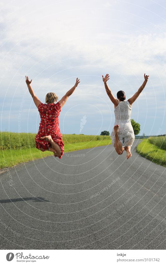 zwei Frauen springen hoch Rückansicht Lifestyle Freude Glück Leben Sommer Mensch feminin Junge Frau Jugendliche Erwachsene Freundschaft Paar Partner 2