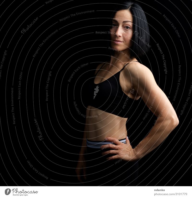 Erwachsenes Mädchen mit einer Sportfigur im schwarzen BH Lifestyle schön Körper Frau Hand Bekleidung brünett Fitness Lächeln stehen sportlich dunkel dünn Erotik