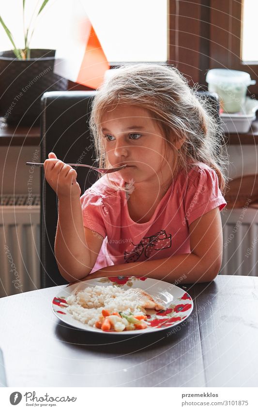 Kind beim Abendessen zu Hause Gemüse Essen Mittagessen Teller Besteck Gabel Tisch Mädchen 1 Mensch 3-8 Jahre Kindheit authentisch frisch klein Lebensmittel