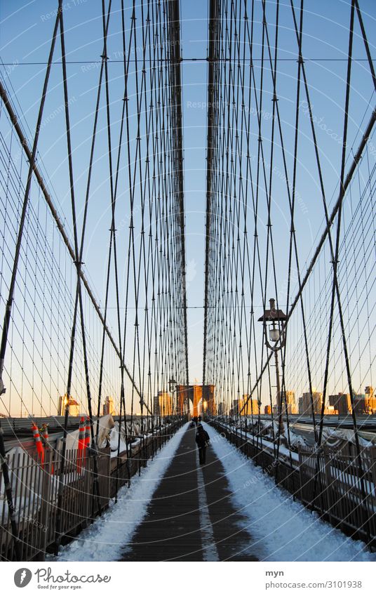 Brooklyn Bridge im Sonnenuntergang mit Schnee und Sonne Manhattan New York City USA Brücke Denkmal Sehenswürdigkeit Wahrzeichen Ferien & Urlaub & Reisen