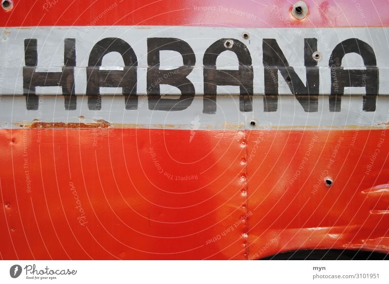Aufschrift eines historischen Lasters in Havanna mit Einschusslöchern habana Kuba Lastwagen Metall Schusslöcher Einschüsse Blech Auto PKW Lieferwagen rot