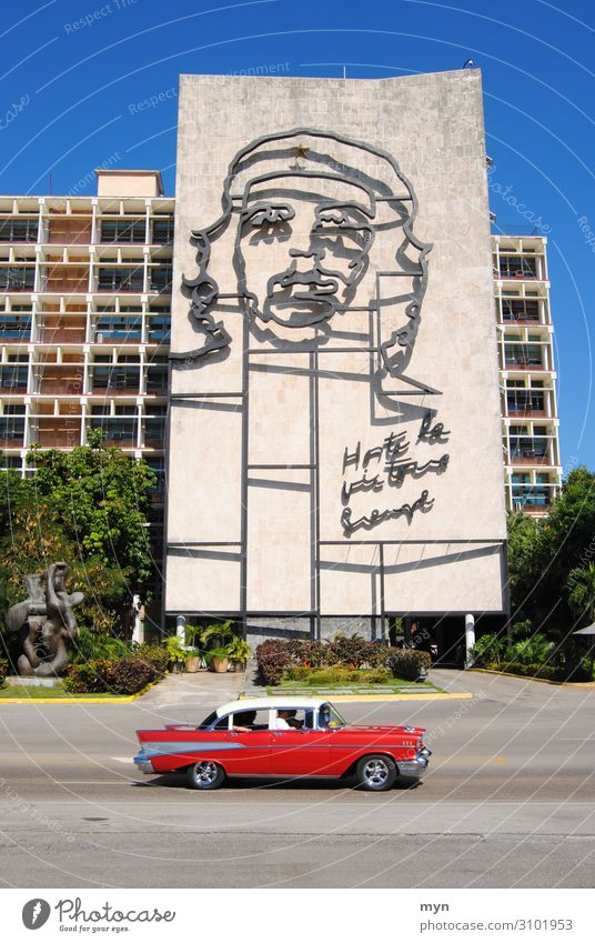 Porträt von Che Guevara an Hauswand in Kuba mit Oldtimer im Vordergrund che guevara Havanna Straße Fassade Wand retro Hasta la victoria siempre Karibik