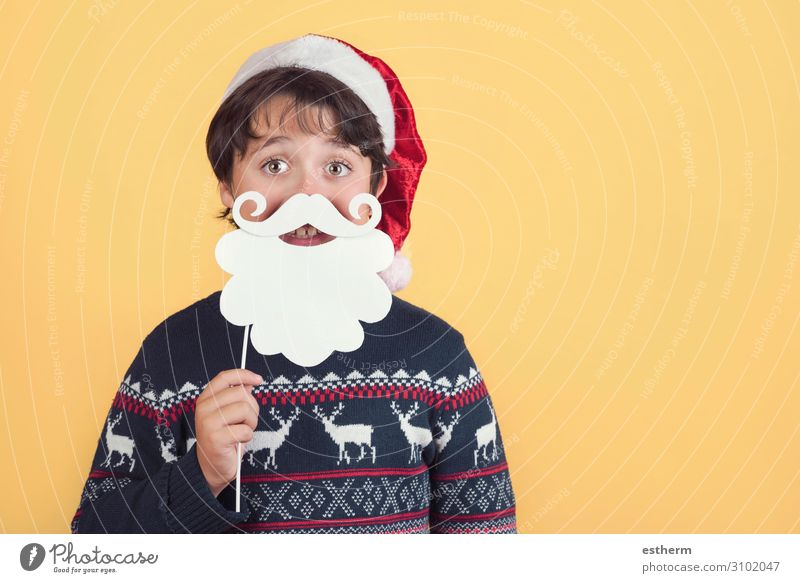 Kind trägt Weihnachtsmann Hut und Bart auf gelbem Hintergrund Lifestyle Freude Winter Feste & Feiern Weihnachten & Advent Silvester u. Neujahr Mensch maskulin