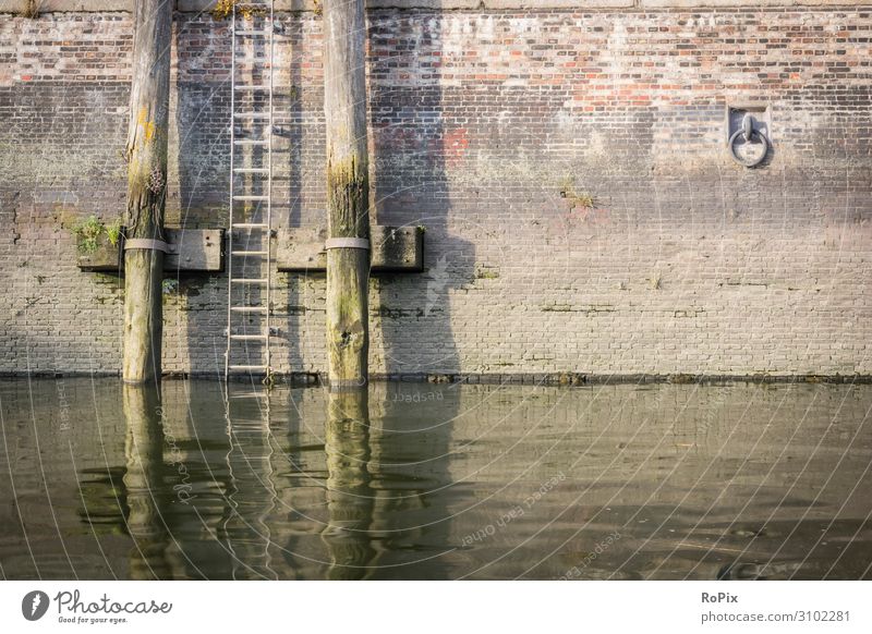 Kanalwand in der Speicherstadt von Hamburg. Hafen Hafenbecken Wand Poller Leiter Hafenstadt harbour maritim Technik Architektur Wasser Wasserspiegel Stimmung