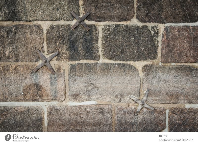 Stabilisierungsanker in einer historischen Sandsteinmauer. Mauer maueranker Wand wall Natursteinmauer Architektur haus Hauswand Stadt Ring urban städisch Kunst