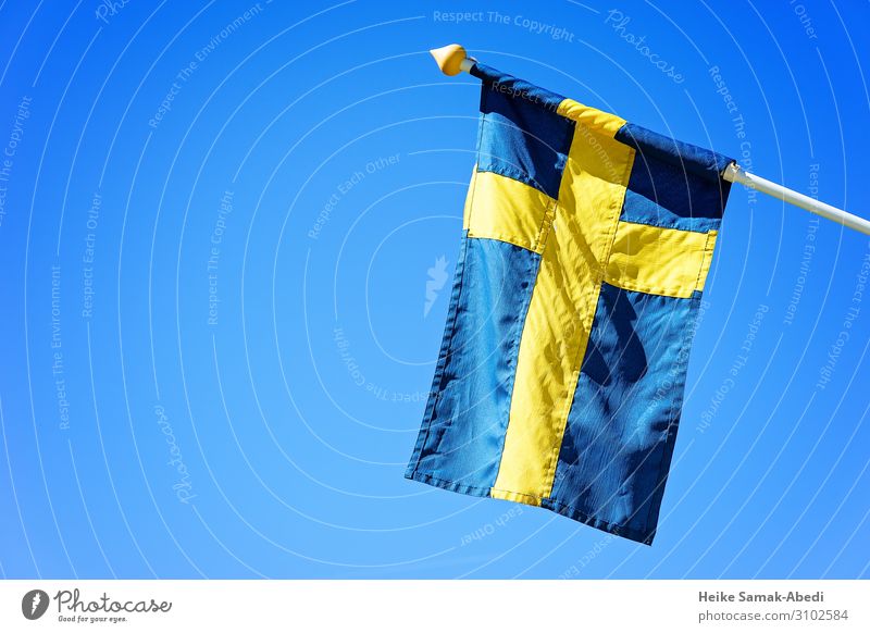Schwedische Nationalfahne Himmel Schweden Zeichen Schilder & Markierungen Fahne blau gelb Stolz Lokalpatriotismus Heimat Patriotismus Nationalflagge Farbfoto