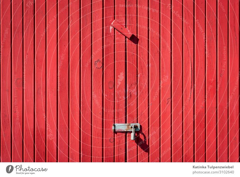 Rotes Tor, geschlossen Haus Parkhaus Gebäude Architektur Holz Metall schön grau rot Schlüssel Tür Wand Riegel Außenaufnahme Paneele Strukturen & Formen Muster