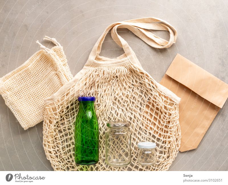Wiederverwendbare Stofftasche und Glasflaschen, Flat lay Lifestyle kaufen Umwelt Papier Tüte einfach Gesundheit trendy Willensstärke Beginn Problemlösung