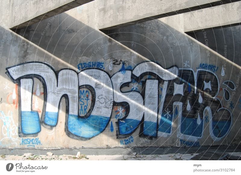 Graffiti in Mostar, Bosnien und Herzegowina Graffito Bosnien-Herzegowina Beton Wand Betonwand Mauer Krieg Ruine weinen Trauer Menschenleer Haus grau Fassade