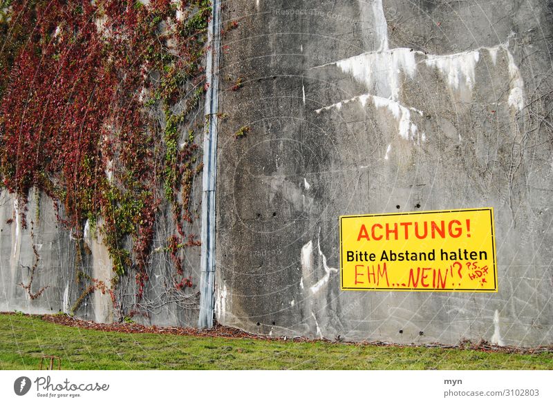 Warnung mit Widerspruch an Bunkerwand Beton Schilder & Markierungen Hinweisschild widerspruch erheben Farbfoto Menschenleer Warnschild Außenaufnahme Warnhinweis