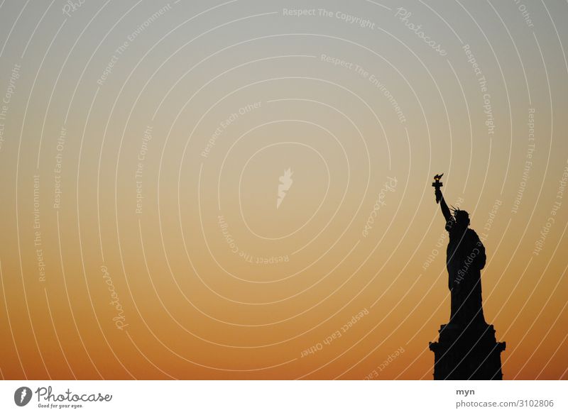 Freiheitsstatue New York im Sonnenuntergang lady liberty New York City Silhouette Kontrast Dämmerung Textfreiraum oben Textfreiraum links Abend Menschenleer