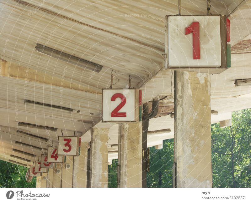 Bahnsteignummern am Busbahnhof zählen Zahlen und Zahlen Ziffern & Zahlen Schilder & Markierungen Beton Zeichen Farbfoto Wand Menschenleer grau alt Fassade