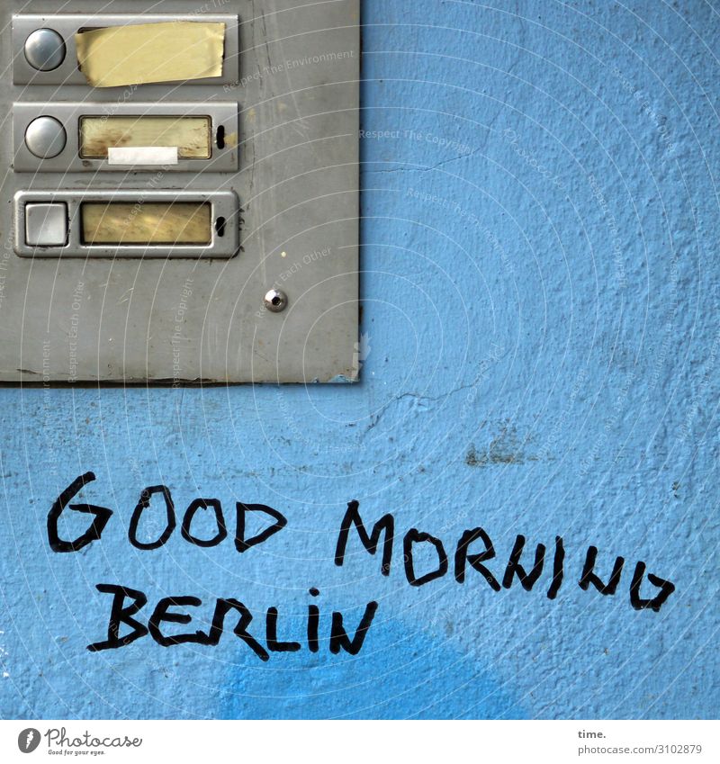 Berliner Morgen (II) Mauer Wand Namensschild Klingel Sand Metall Schriftzeichen Graffiti fest trashig trist selbstbewußt Tatkraft Sympathie Romantik Wachsamkeit