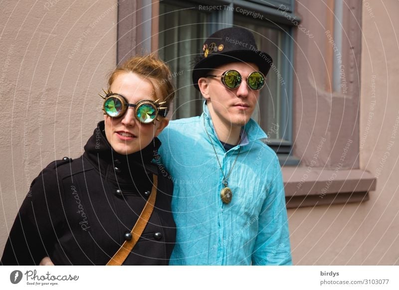 Junges Paar im Steampunkoutfit Lifestyle Party Junge Frau Jugendliche Junger Mann Partner 2 18-30 Jahre Erwachsene Subkultur Punk Mode Accessoire Sonnenbrille