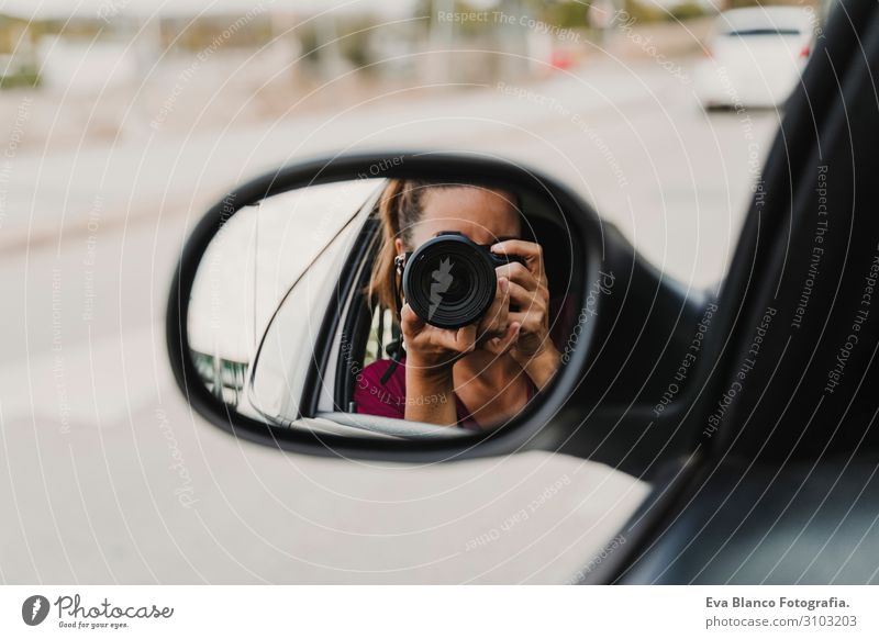 junge Frau, die ein Foto aus dem Rückspiegel eines Autos macht. Reisen und Lebensstil im Freien Freude PKW Ferien & Urlaub & Reisen Verkehr Heck Ausflug