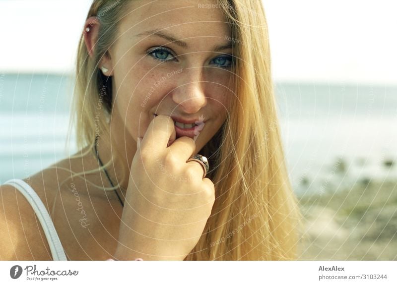 Portrait einer jungen Frau Stil schön Wohlgefühl Sommer Sommerurlaub Strand Meer Junge Frau Jugendliche 18-30 Jahre Erwachsene Model Landschaft Schönes Wetter