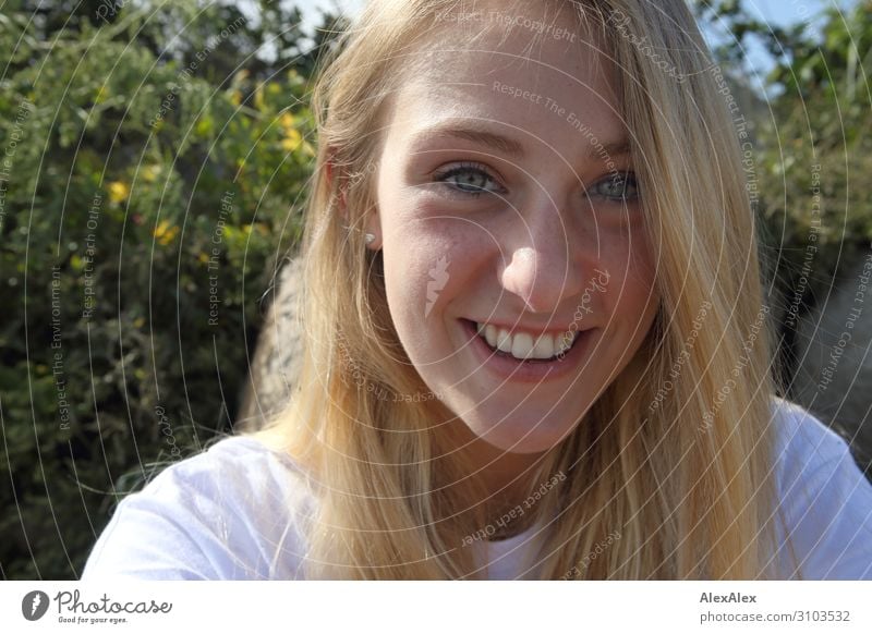 Portrait einer jungen, lächelnden Frau Freude schön Wohlgefühl Sinnesorgane Sommer Sonne Junge Frau Jugendliche Gesicht 18-30 Jahre Erwachsene Landschaft