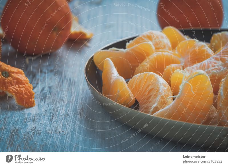 Mandarinen Lebensmittel Frucht Orange Ernährung Essen Diät Schalen & Schüsseln genießen blau Zitrusfrüchte Wurstpelle Tischplatte Gesundheit Gesunde Ernährung