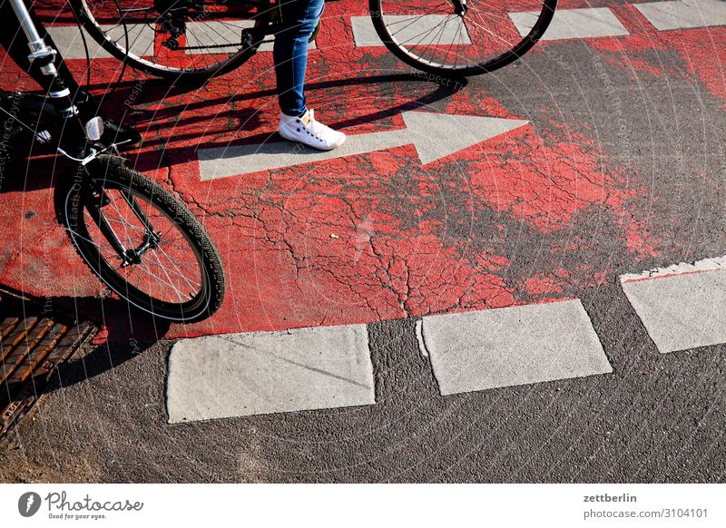 Fahrradweg Fahrradfahren Fahrradtour Straßenkreuzung Wegkreuzung abbiegen Verkehr Straßenverkehr Pfeil Orientierung warten stehen Regel Verkehrsregel