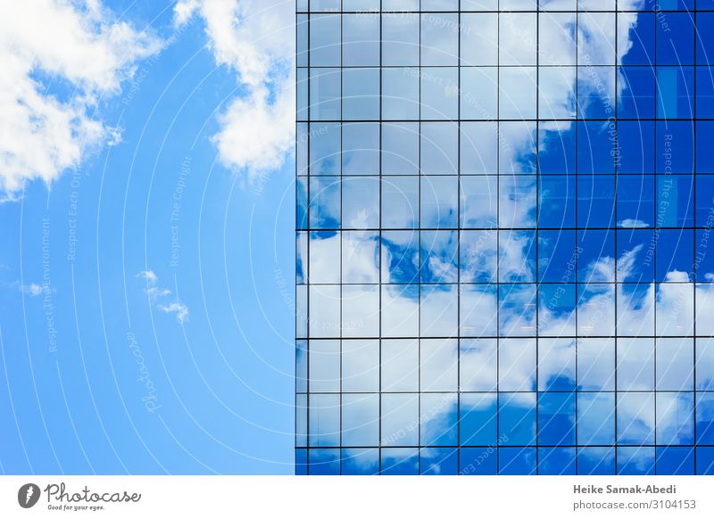 Wolkenspiegelung an einem Wolkenkratzer Himmel Hochhaus Gebäude Architektur Fassade Fenster Glas Stadt blau Reflexion & Spiegelung Farbfoto Menschenleer