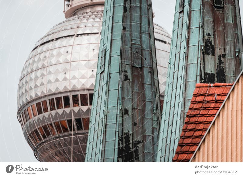 Berliner Nikolaiviertel mit Fernsehturm Ferien & Urlaub & Reisen Tourismus Ausflug Sightseeing Städtereise Kirche Turm Bauwerk Gebäude Architektur
