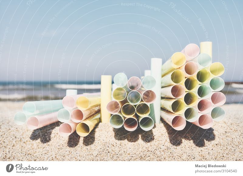 Stapel von Plastikstrohhalmen an einem Strand. Meer Industrie Umwelt Natur Sand Himmel Tube Kunststoff Tourismus Umweltverschmutzung Umweltschutz Stroh Wasser