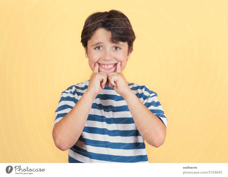 Lustiges Kind, das auf gelbem Hintergrund lächelt Lifestyle Freude Behandlung Spielen Mensch maskulin Kindheit Mund Zähne 1 3-8 Jahre Fitness Lächeln lachen