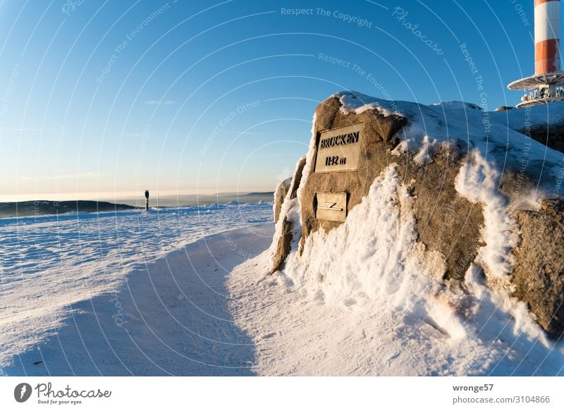 Brockengipfel im Winter II Himmel Wolkenloser Himmel Horizont Schönes Wetter Eis Frost Schnee Berge u. Gebirge Schneebedeckte Gipfel Stein Zeichen
