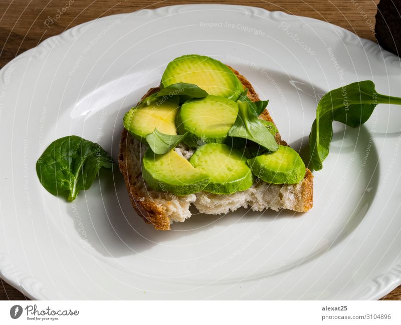 Avocadotoast auf einem Teller Gemüse Frucht Brot Ernährung Frühstück Mittagessen Vegetarische Ernährung frisch natürlich grün Amuse-Gueule Hintergrund Brunch
