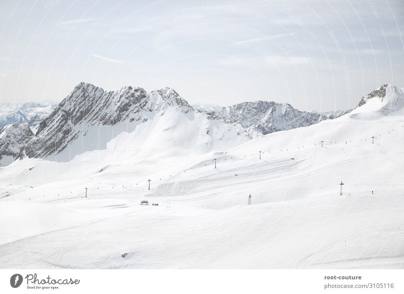 Skigebiet mit schneebedeckten Bergen im Hintergrund Ferien & Urlaub & Reisen Winter Schnee Winterurlaub Berge u. Gebirge Weihnachten & Advent Sport Skifahren
