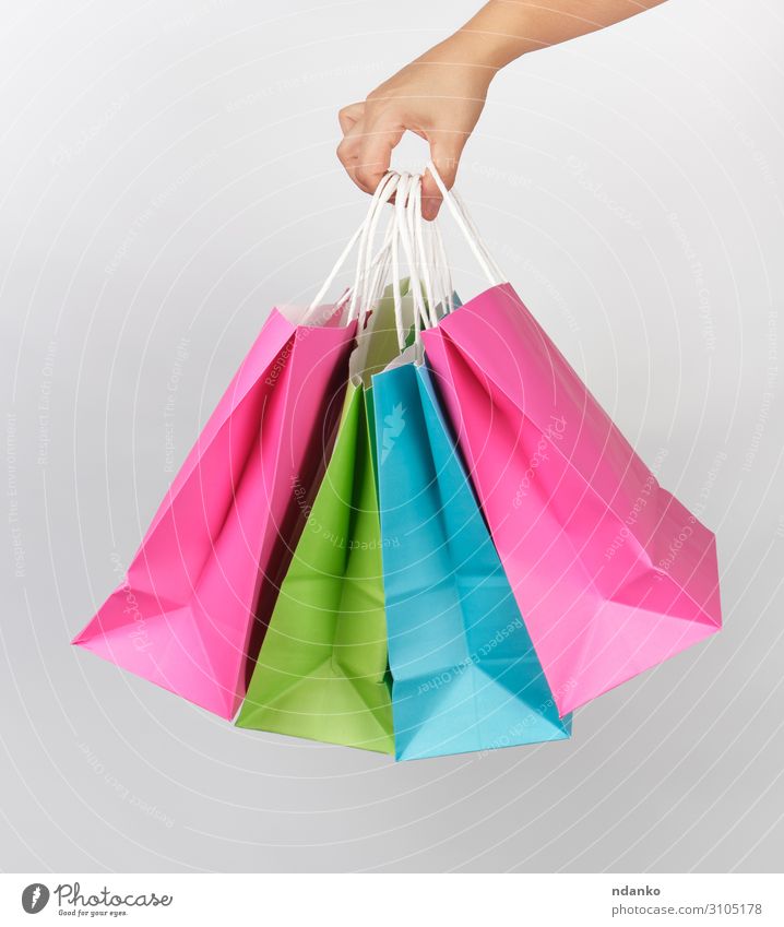 farbige Papiertüten für Einkaufsverpackungen Lifestyle kaufen Stil Design Business Frau Erwachsene Hand Container Mode Verpackung Paket modern neu grün rosa