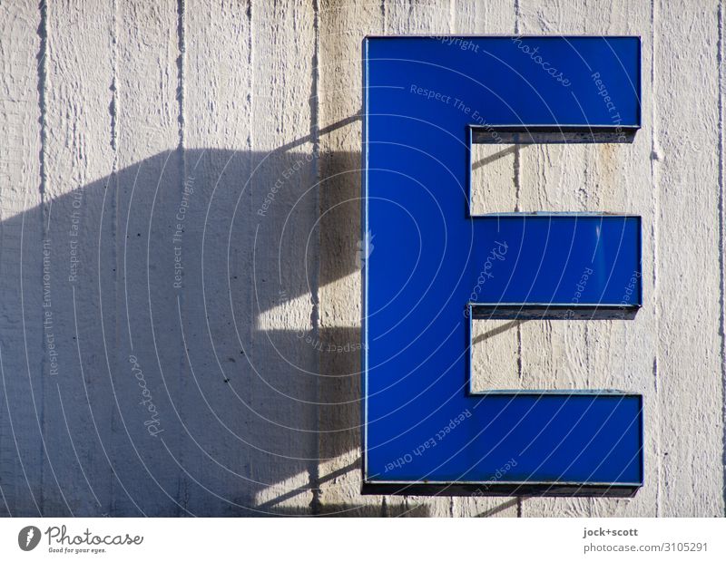 Buchstabe E Leuchtkasten Beton Kunststoff Streifen hängen eckig Wärme blau authentisch ästhetisch Qualität Schattenspiel Typographie hervorragend Lichtspiel