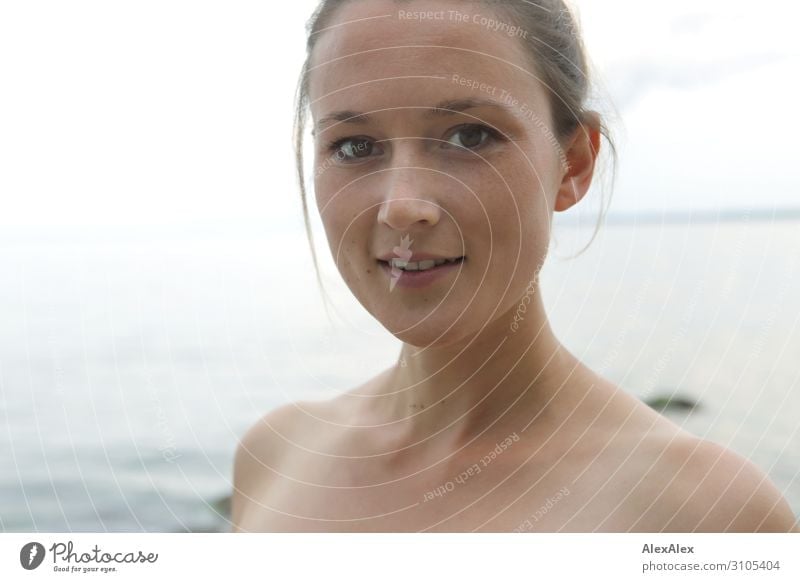 Portrait einer jungen Frau an der See Freude schön Wellness Leben Sommer Sommerurlaub Strand Meer Junge Frau Jugendliche Gesicht 18-30 Jahre Erwachsene