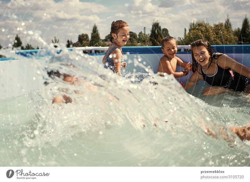 Kinder beim Plantschen im Pool Lifestyle Freude Glück Erholung Schwimmbad Spielen Ferien & Urlaub & Reisen Sommer Sommerurlaub Mensch Mädchen Junge