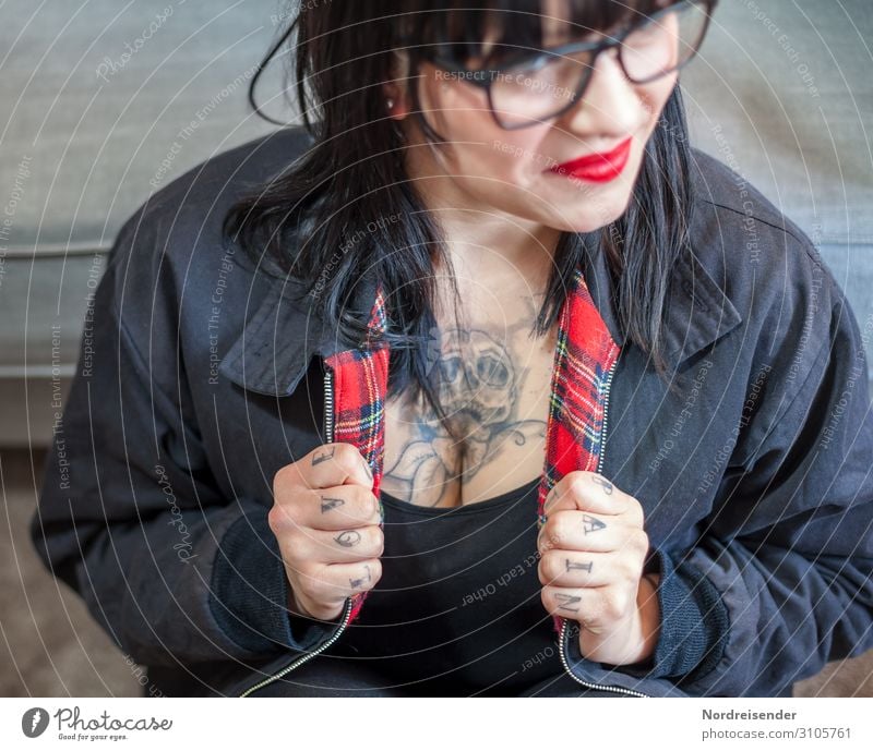 Selbstbewusst Lifestyle Stil Freude Lippenstift Mensch feminin Junge Frau Jugendliche Erwachsene Bekleidung Jacke Tattoo Brille langhaarig Zeichen