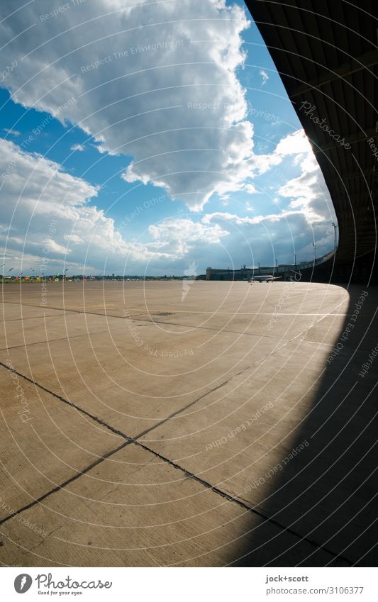 Frei & Flug Architektur Wolken Schönes Wetter Berlin-Tempelhof Flughafen Flugplatz Betonplatte Ferne gigantisch lang Originalität Horizont Perspektive Freiraum