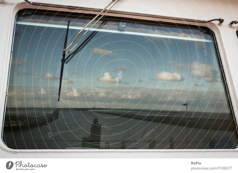 Reflektion der Nordsee im Fenster einer Fähre. Boot Schiff küste Meer sea Ozean Küste gezeiten tides sommer Schottland coast mare Steilküste felsen Fischerboot