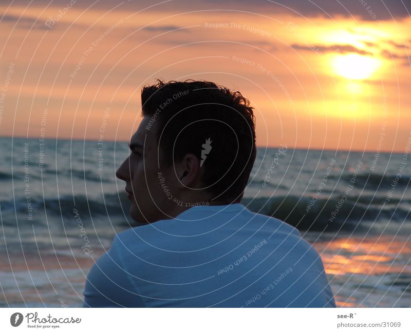 The Sun Goes Down Meer Sonnenuntergang Wolken Mann Roter Himmel T-Shirt Reflexion & Spiegelung Wasser