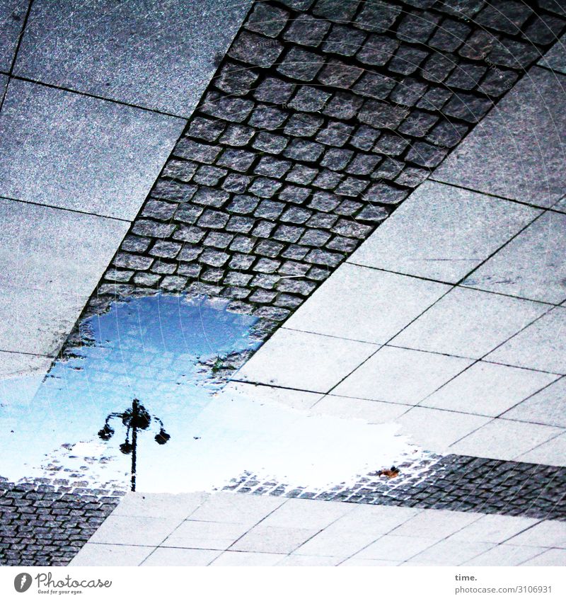 nach dem Regen Himmel Hamburg Platz Straßenbeleuchtung Kopfsteinpflaster Bürgersteig Bodenplatten Pfütze Überschwemmung Wege & Pfade diagonal Stein Beton Linie