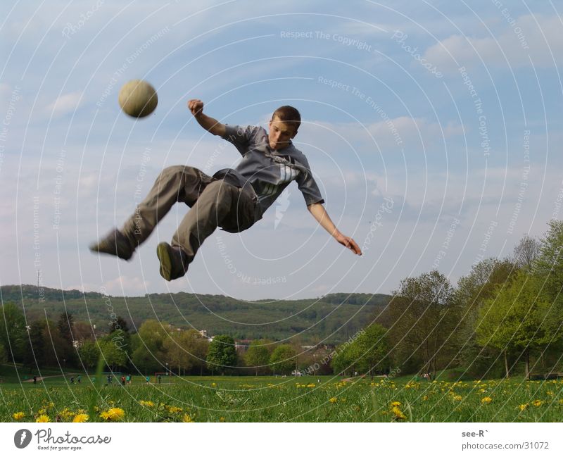 Faling Down zurückziehen Wiese extrem Extremsport Fußball Breakdancer Ball Himmel falhlen fliegen
