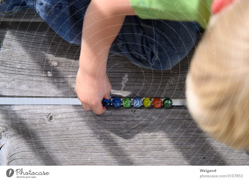 Murmeln Freizeit & Hobby Spielen Kindererziehung Kindergarten Mensch Kleinkind Mädchen Junge 1 1-3 Jahre knien Vertrauen Sicherheit Kugel Farbfoto Außenaufnahme