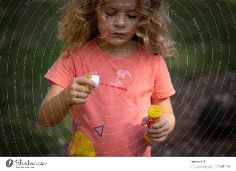 Seifenblasen Mädchen Nahaufnahme Makroaufnahme Kind Kleinkind Spielen Porträt schaukeln Kindheit Glück entdecken kindlich
