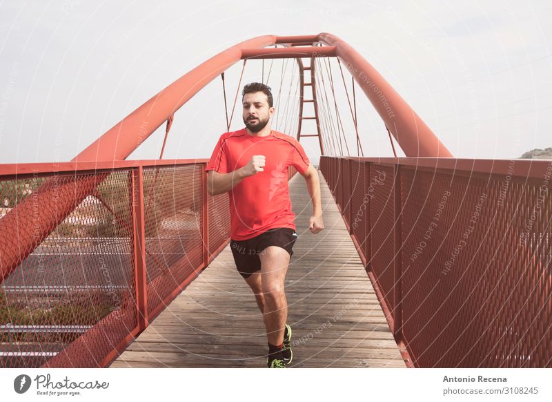 Bart mittlerer Erwachsener Mann läuft Lifestyle Sport Mensch Brücke Fußgänger Hemd rot anstrengen rennen 30s mittlere erwachsene Person Sprint Bahnübergang
