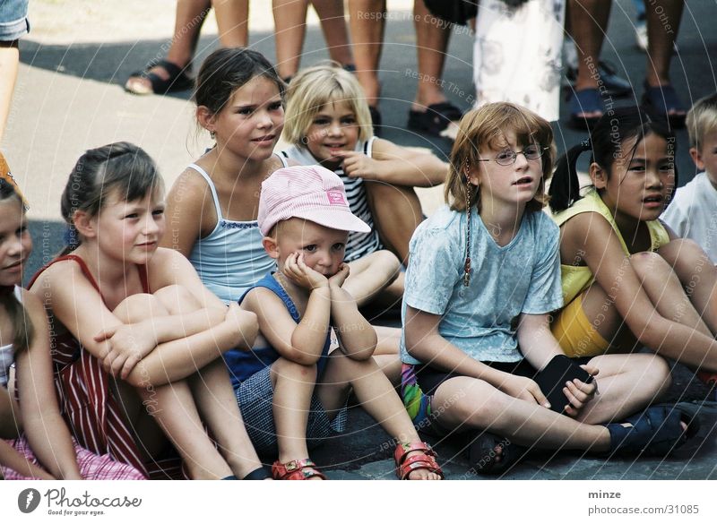 kinder1 Straßenfest Publikum Sommerferien Menschengruppe Kindergruppe