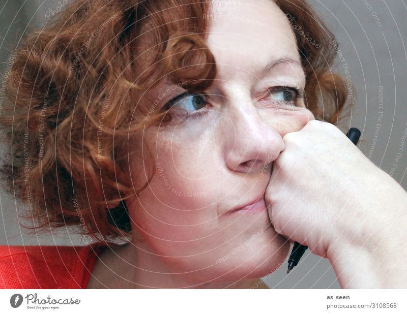 Nachdenklich ruhig Erwachsenenbildung Frau Gesicht 1 Mensch 30-45 Jahre 45-60 Jahre Pullover Haare & Frisuren brünett rothaarig kurzhaarig Locken Schreibstift