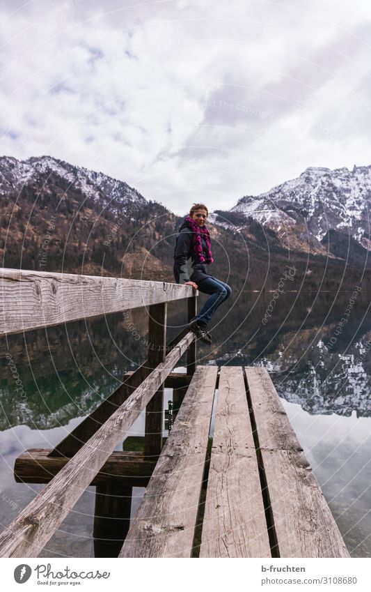Frau auf einem Holzsteg Freizeit & Hobby Winter Berge u. Gebirge wandern Erwachsene 1 Mensch Wolken Frühling Alpen See Bewegung sitzen natürlich almsee