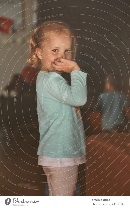 Kleines bezauberndes Mädchen, das für ein Porträt posiert. Lifestyle schön Kind Mensch Kindheit 1 3-8 Jahre authentisch Fröhlichkeit klein niedlich positiv