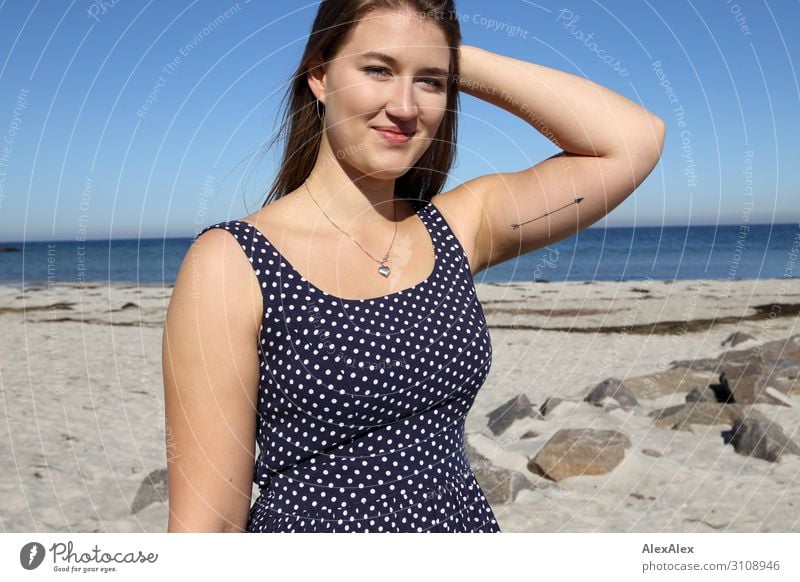 Portrait einer jungen, großen Frau am Strand im Sommerkleid Stil Freude schön Leben Wohlgefühl Sommerurlaub Sonne Sonnenbad Meer Junge Frau Jugendliche