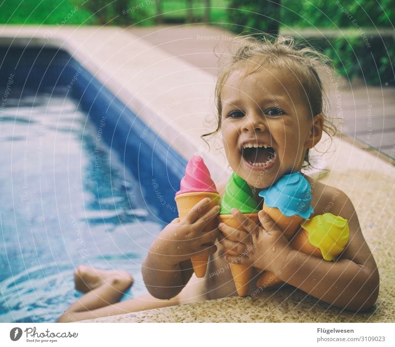Eis Baby Eis Speiseeis Schnellzug Eiswaffel Softeis Kugel Wasser Schwimmbad Hotel Sommer Ferien & Urlaub & Reisen Mädchen Freude lachen Kind Kindheit